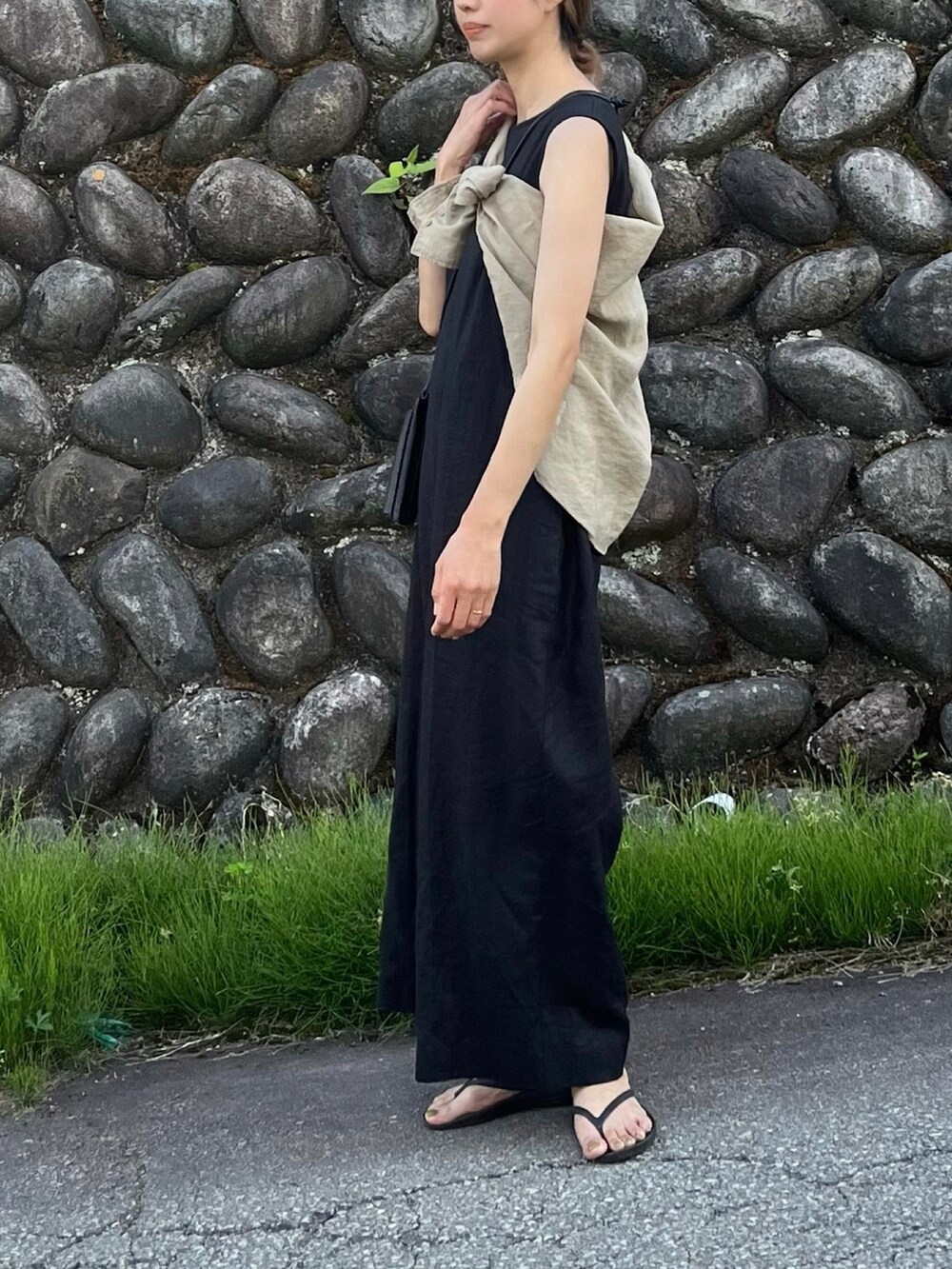 ブラック系のサロペット/オーバーオール、ブラック系のショルダーバッグ、ブラック系のサンダルを着用したレディースの春コーディネートの2枚目の写真