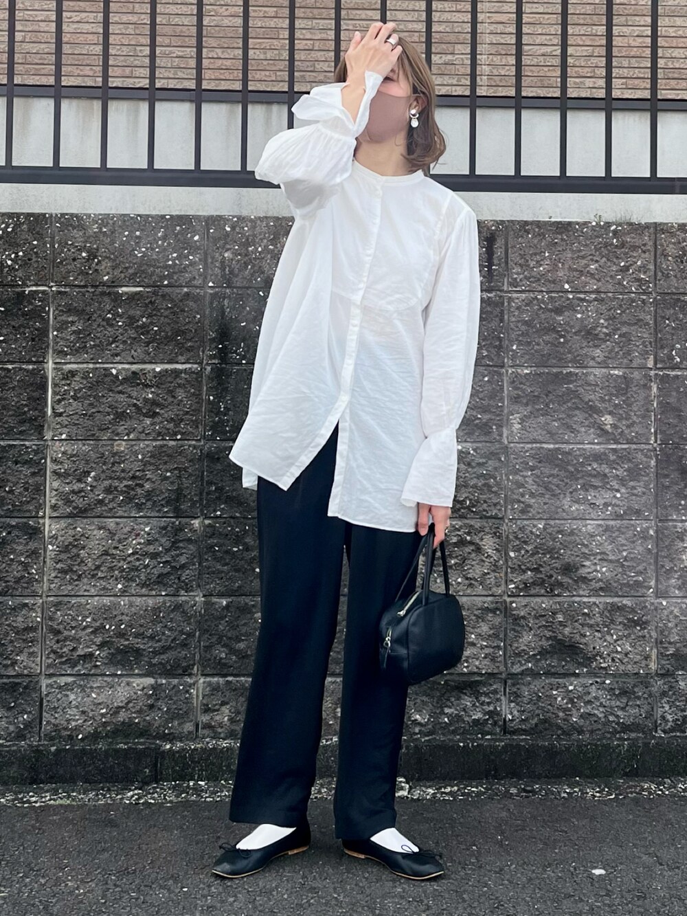 ブラック系のボストンバッグ、ホワイト系のシャツ/ブラウス、ブラック系のバレエシューズを着用したレディースの春コーディネートの2枚目の写真