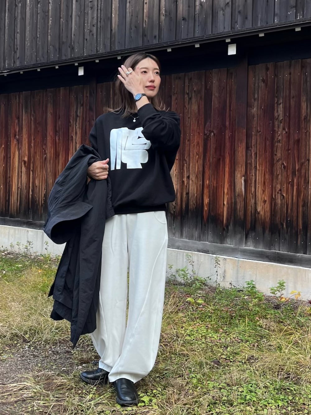 ブラック系のスウェット、ホワイト系のその他パンツを着用したレディースの秋コーディネートの2枚目の写真