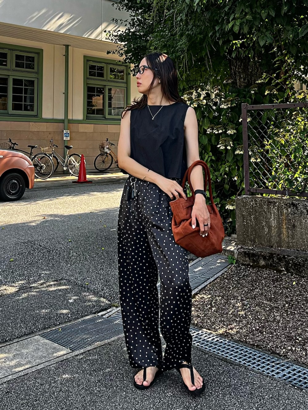 ブラック系のその他パンツ、ブラック系のサンダル、イエロー系のバッグを着用したレディースの夏コーディネートの3枚目の写真