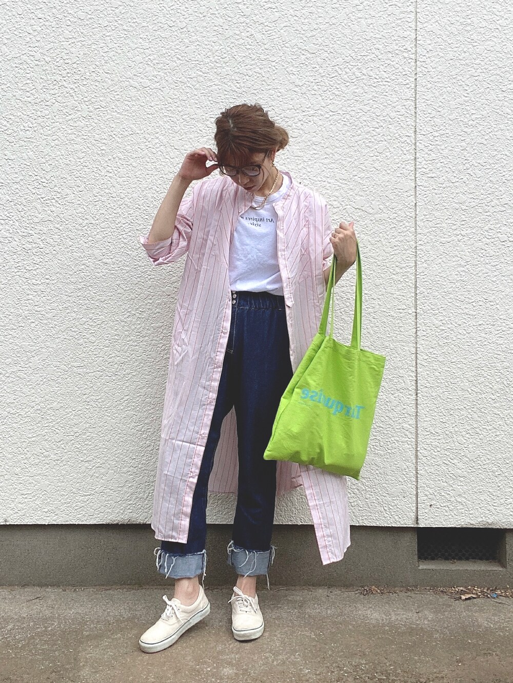 ピンク系のシャツ/ブラウス、ホワイト系のTシャツ/カットソー、ブルー系のデニムパンツを着用したレディースの夏コーディネートの3枚目の写真