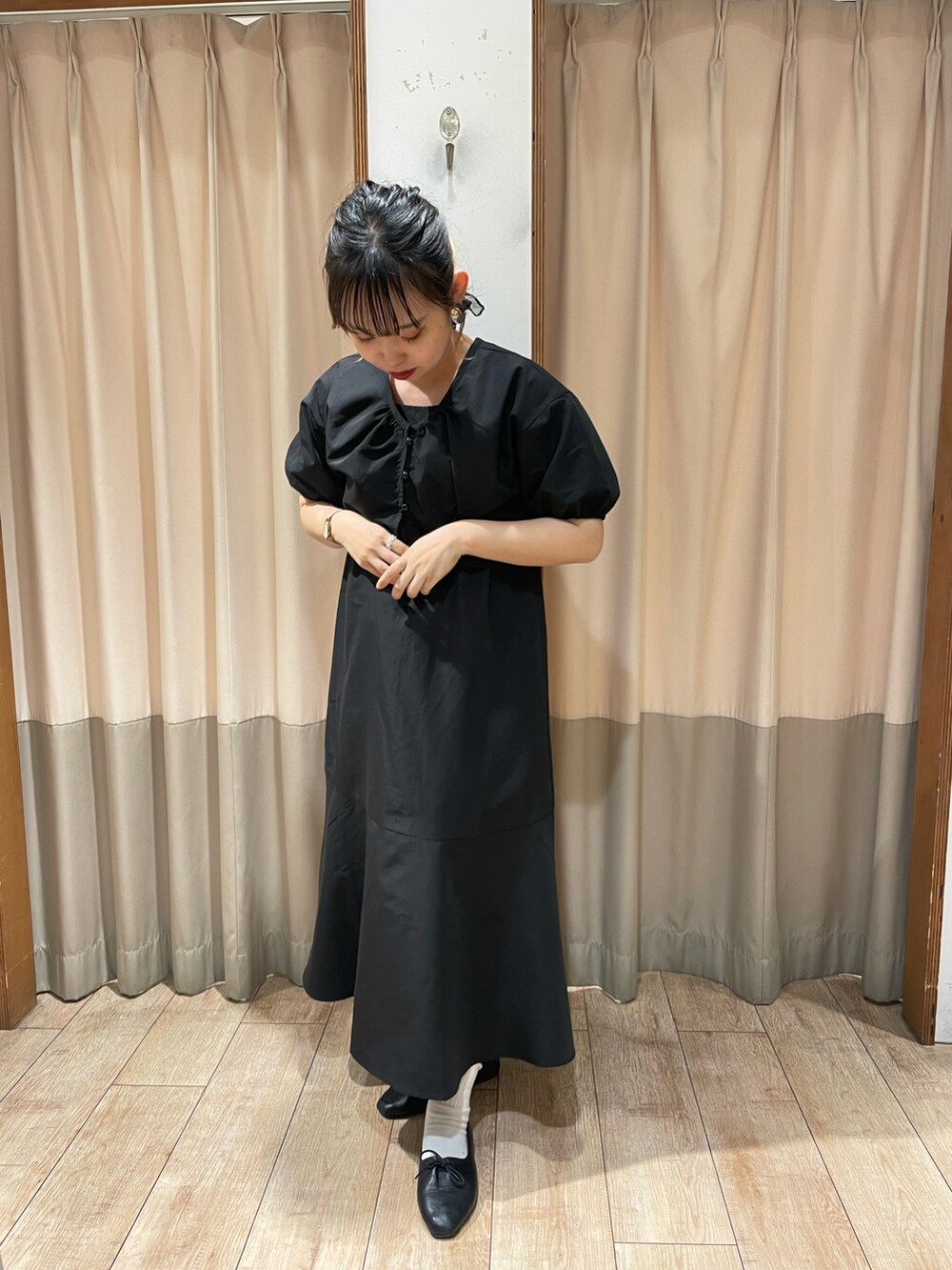 ブラック系のワンピースを着用したレディースの春コーディネートの2枚目の写真