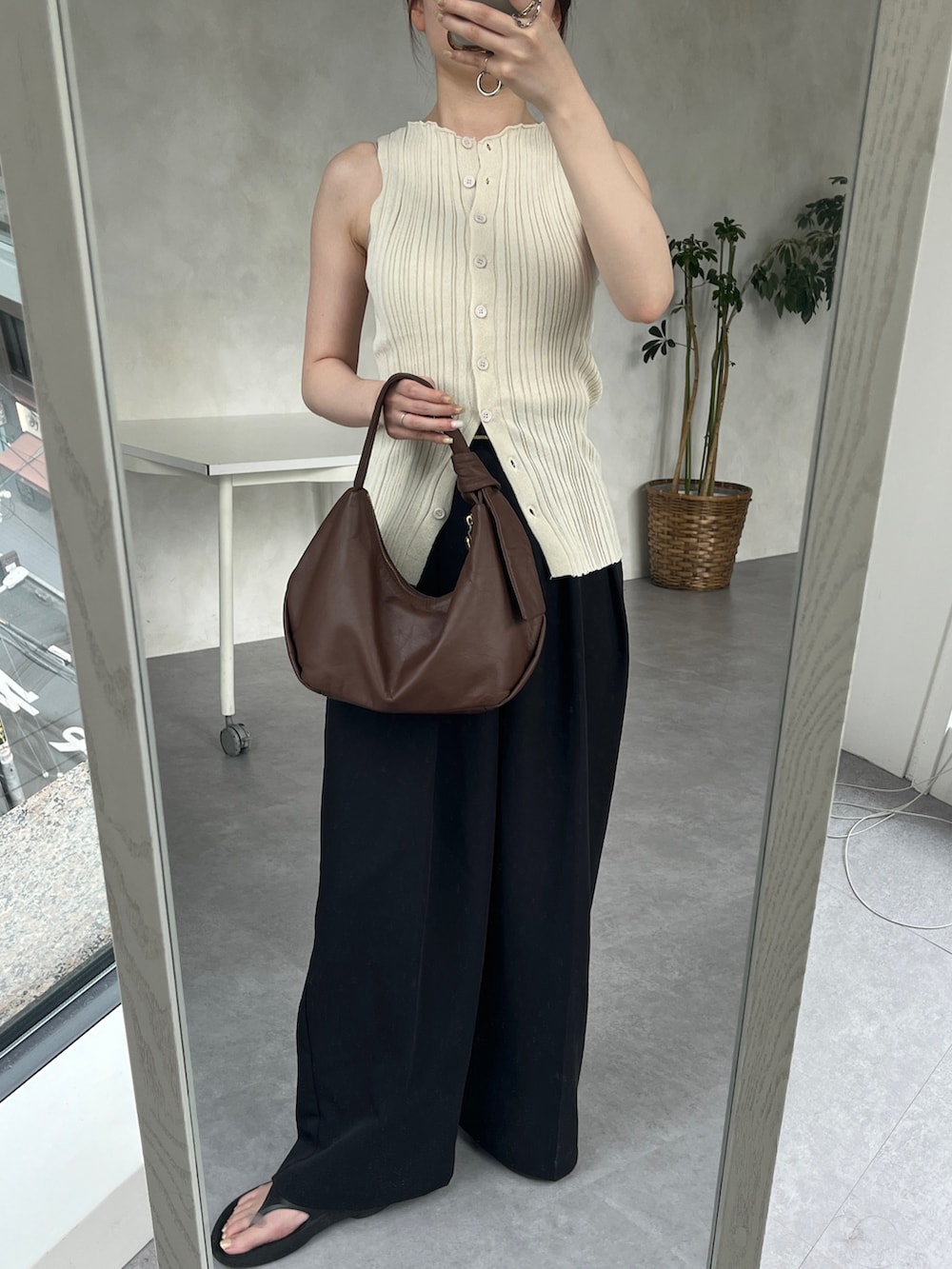 「サンダル、モノトーン、お出かけコーデ、夏ファッション、大人可愛い、夏、きれいめコーディネート、大人カジュアル、ブラウン、ブラウンコーデ」｜「gemeilのノットワンハンドルバッグ（CE-1356）（ショルダーバッグ、ブラウン系）」を使った、ayakaさん（レディース・153cm）の夏コーディネートの2枚目の写真