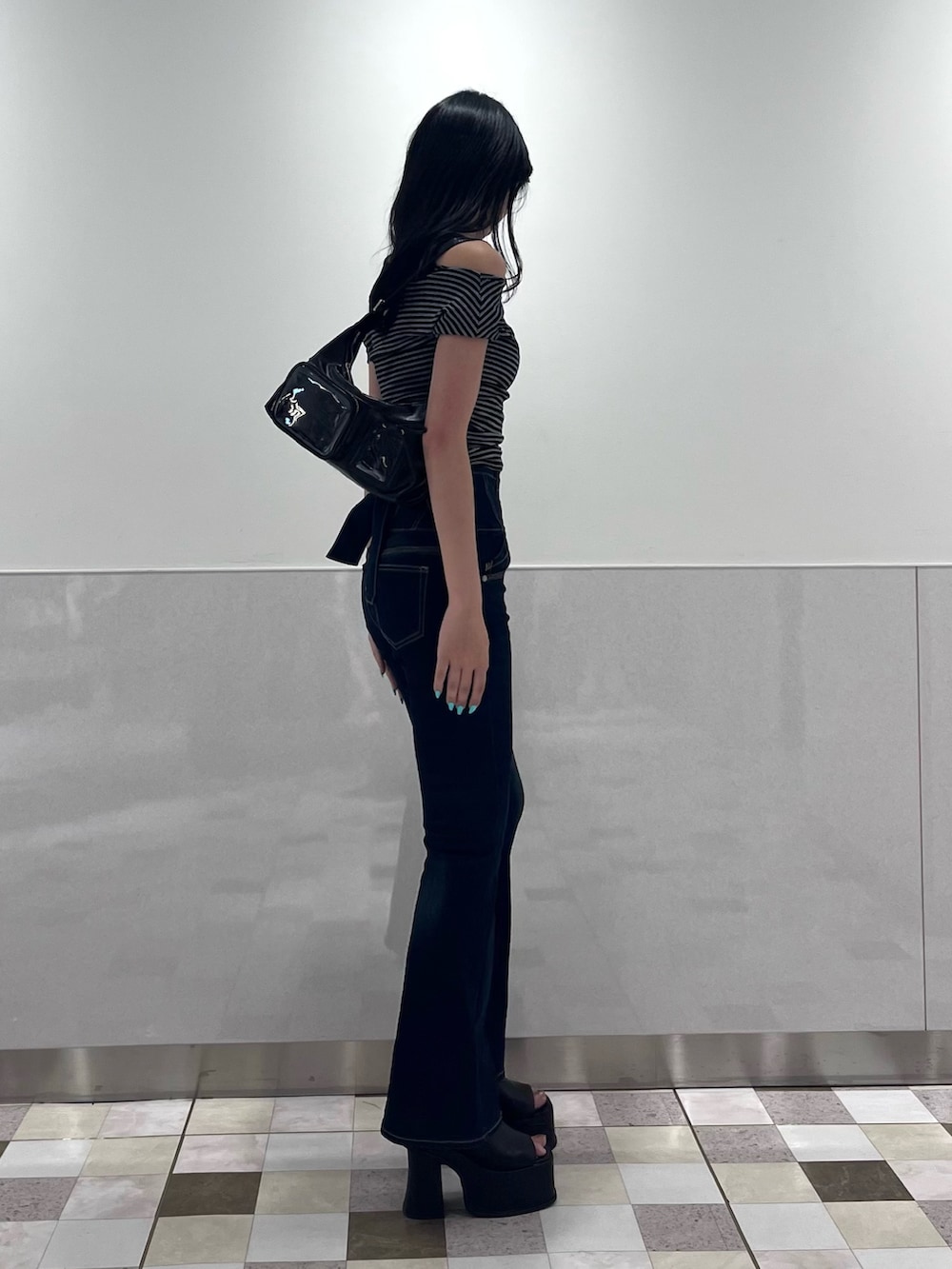ブラック系のTシャツ/カットソー、ブルー系のデニムパンツ、ブラック系のサンダルを着用したレディースの夏コーディネートの2枚目の写真