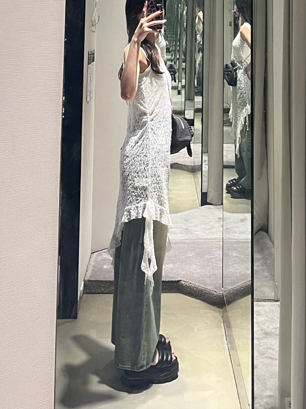 ホワイト系のワンピース、ホワイト系のニット/セーター、ブルー系のデニムパンツを着用したレディースの夏コーディネートの2枚目の写真