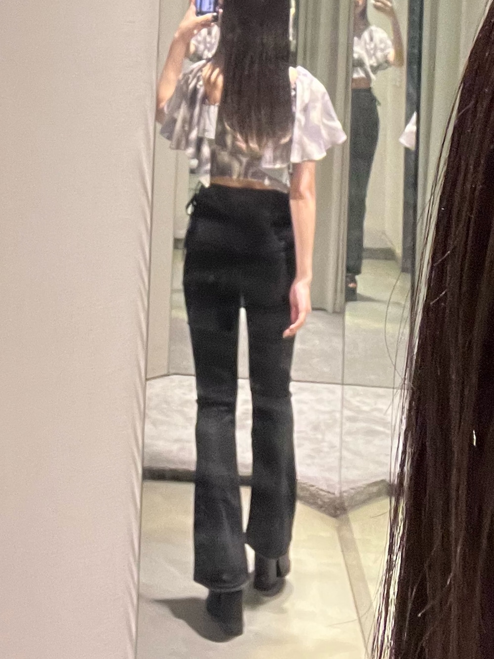 ベージュ系のTシャツ/カットソー、ブラック系のデニムパンツ、ブラック系のサンダルを着用したレディースの夏コーディネートの3枚目の写真