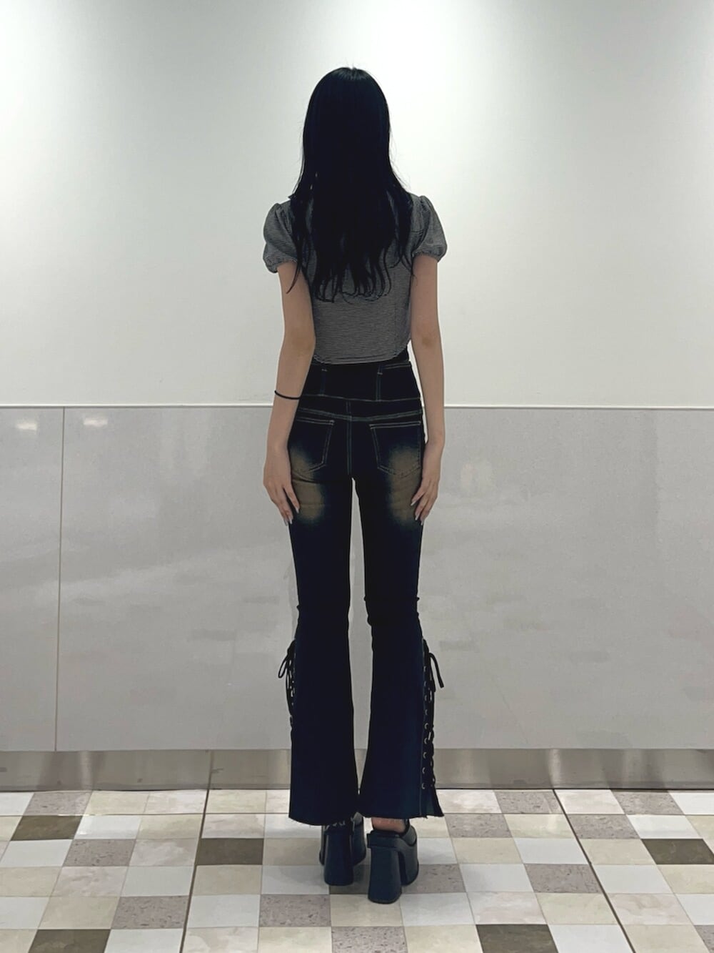 ブラック系のサンダル、ブルー系のシャツ/ブラウス、ブルー系のデニムパンツを着用したレディースの夏コーディネートの3枚目の写真