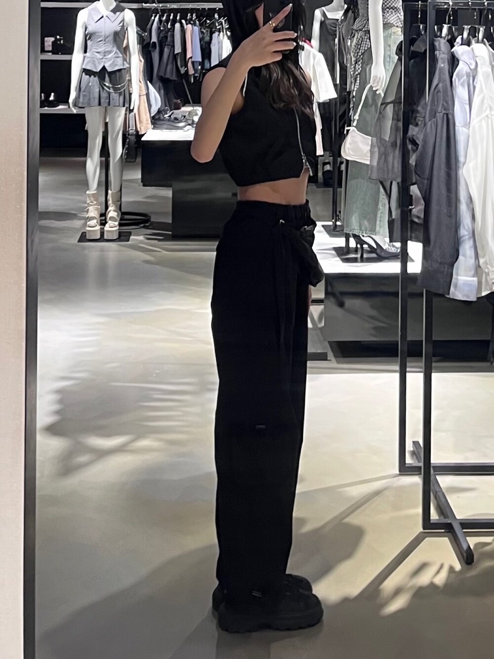 ブラック系のタンクトップ、ブラック系のその他パンツ、ブラック系のサンダルを着用したレディースの春コーディネートの2枚目の写真