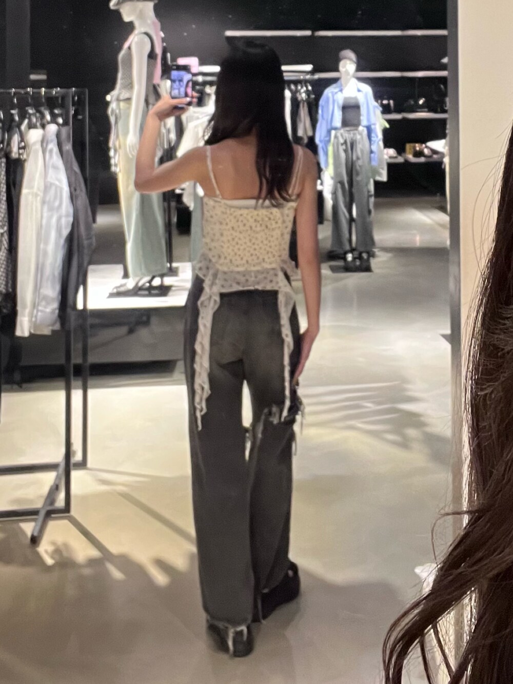 その他のTシャツ/カットソー、ブラック系のデニムパンツ、ブラック系のサンダルを着用したレディースの春コーディネートの3枚目の写真