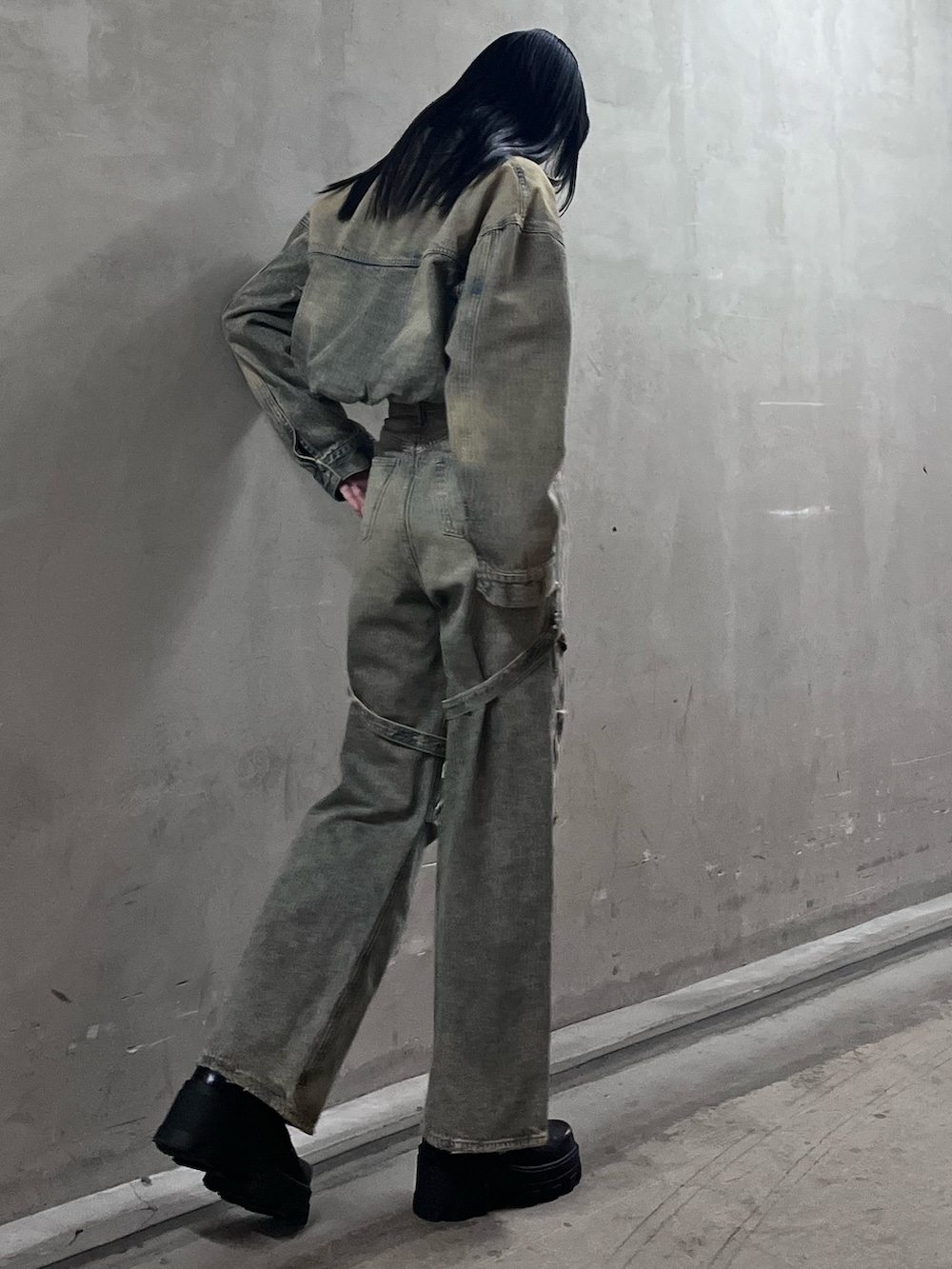 ブルー系のデニムジャケット、ブルー系のデニムパンツ、ブラック系のニット/セーターを着用したレディースの冬コーディネートの2枚目の写真