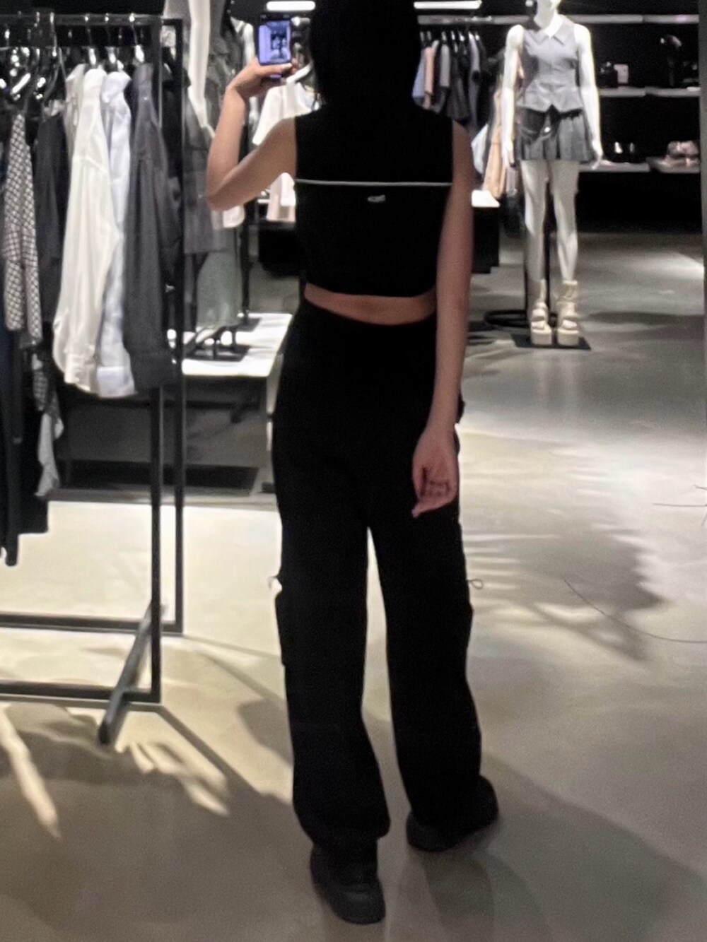 ブラック系のタンクトップ、ブラック系のその他パンツ、ブラック系のサンダルを着用したレディースの春コーディネートの3枚目の写真