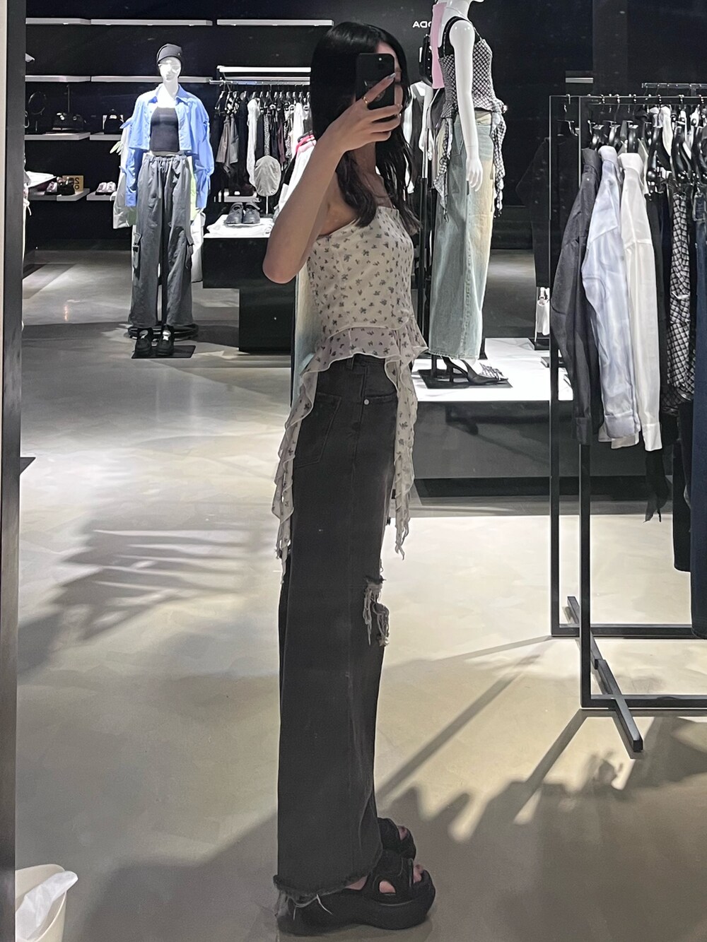 その他のTシャツ/カットソー、ブラック系のデニムパンツ、ブラック系のサンダルを着用したレディースの春コーディネートの2枚目の写真