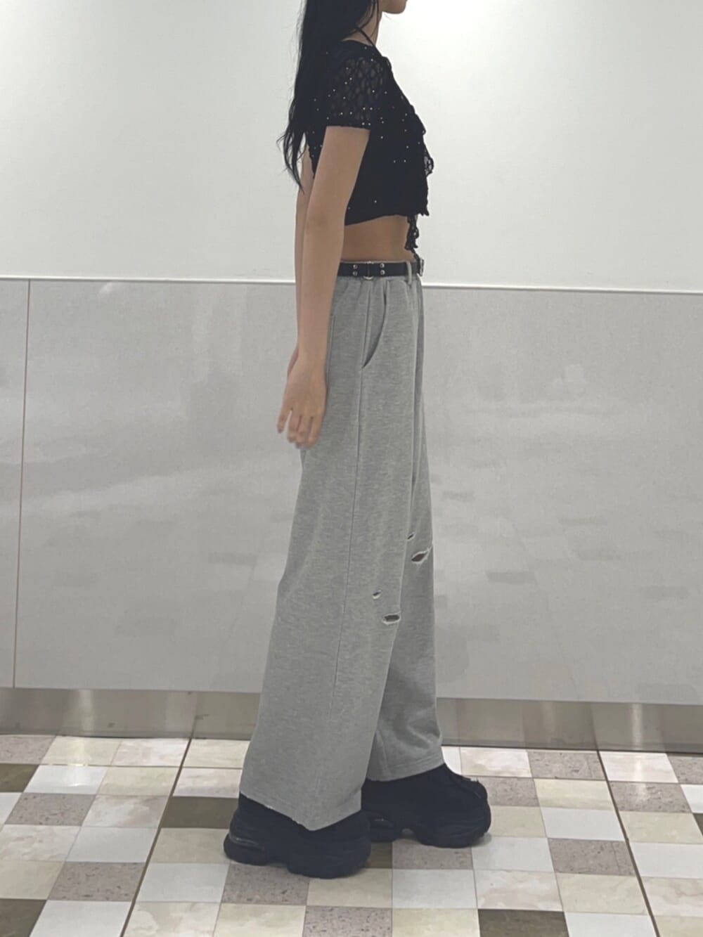 ブラック系のスニーカー、ブラック系のTシャツ/カットソー、グレー系のスウェットパンツを着用したレディースの夏コーディネートの2枚目の写真