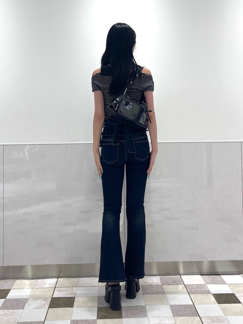 ブラック系のTシャツ/カットソー、ブルー系のデニムパンツ、ブラック系のサンダルを着用したレディースの夏コーディネートの3枚目の写真