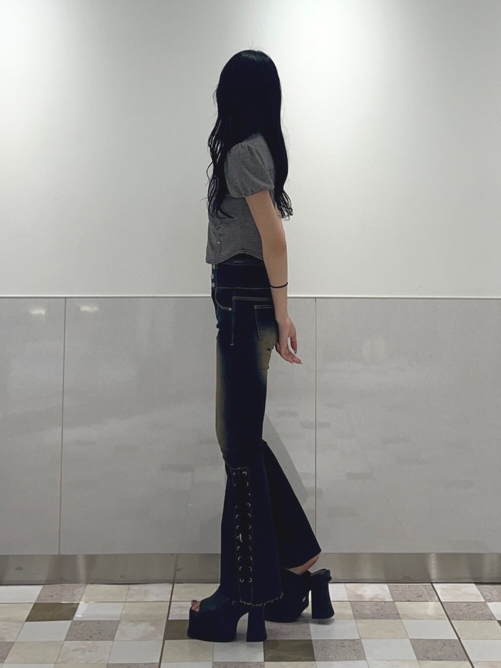 ブラック系のサンダル、ブルー系のシャツ/ブラウス、ブルー系のデニムパンツを着用したレディースの夏コーディネートの2枚目の写真