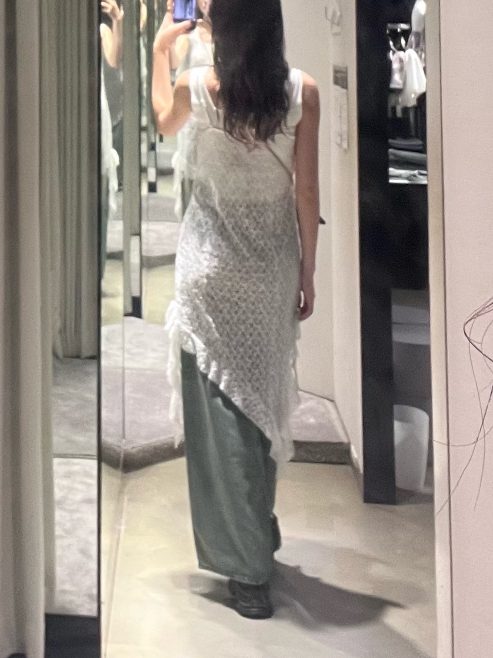 ホワイト系のワンピース、ホワイト系のニット/セーター、ブルー系のデニムパンツを着用したレディースの夏コーディネートの3枚目の写真