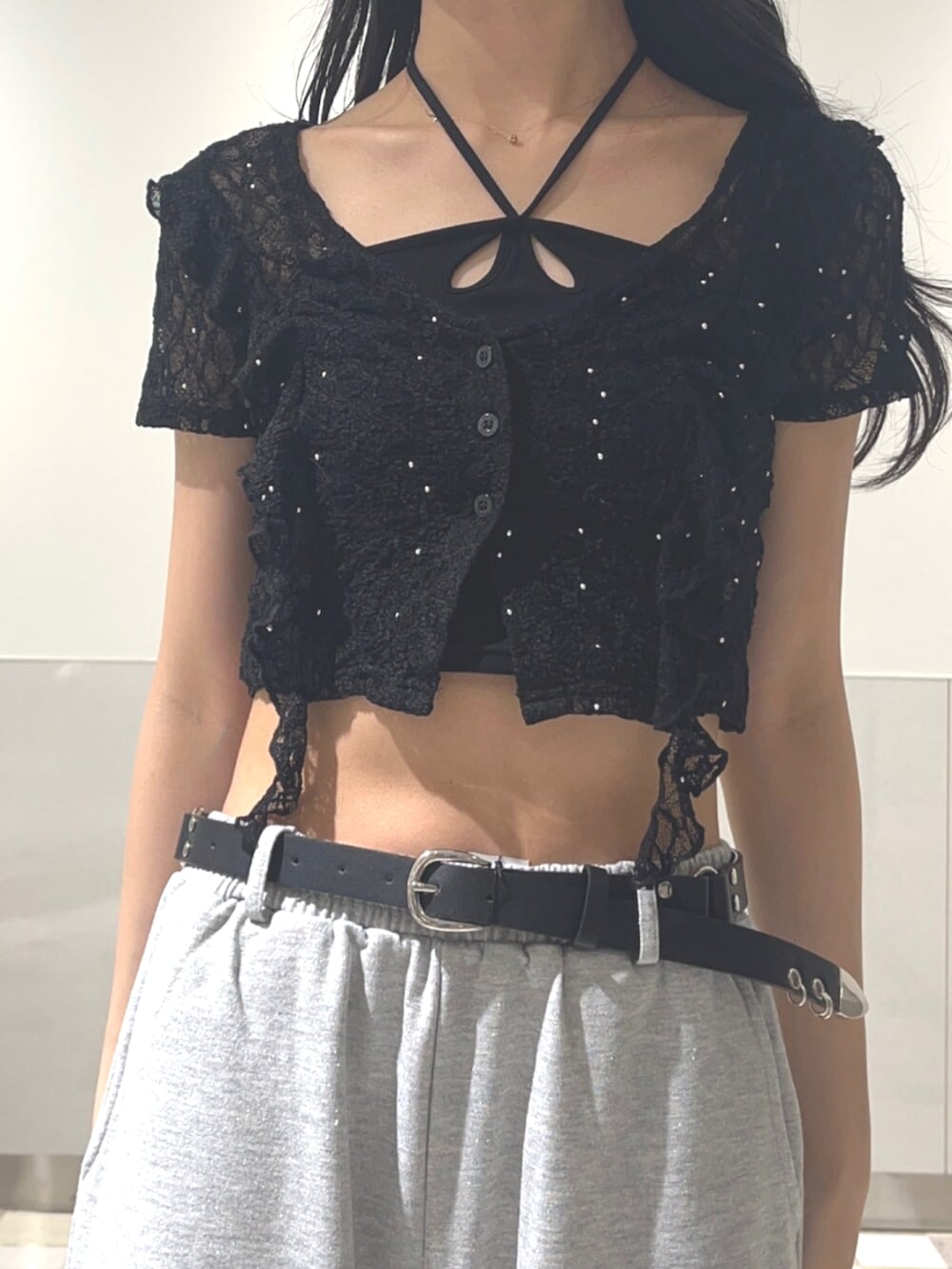 ブラック系のスニーカー、ブラック系のTシャツ/カットソー、グレー系のスウェットパンツを着用したレディースの夏コーディネートの4枚目の写真