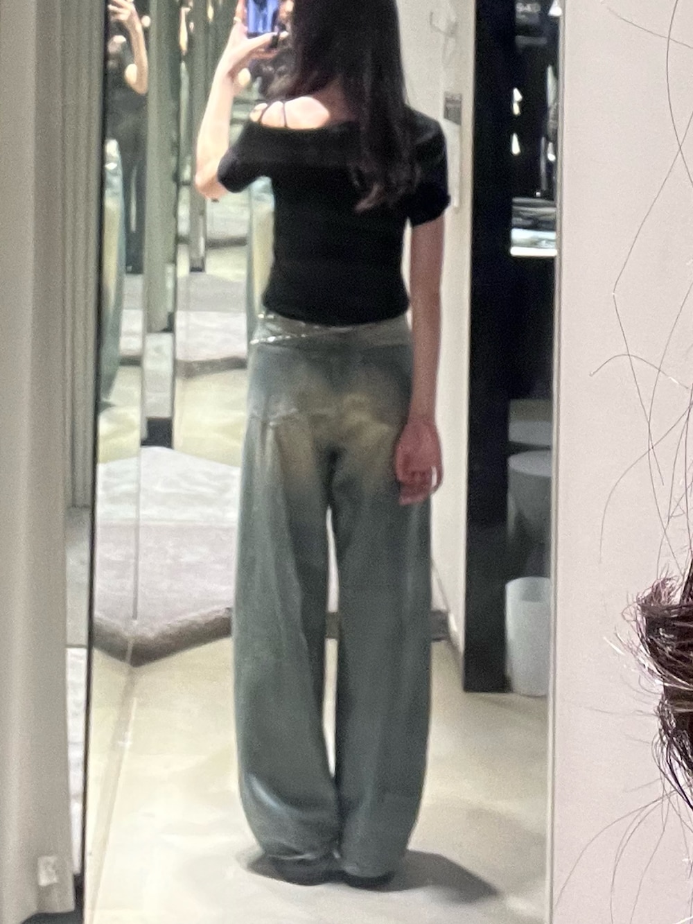 ブラック系のTシャツ/カットソー、ブルー系のデニムパンツ、ブラック系のサンダルを着用したレディースの春コーディネートの3枚目の写真