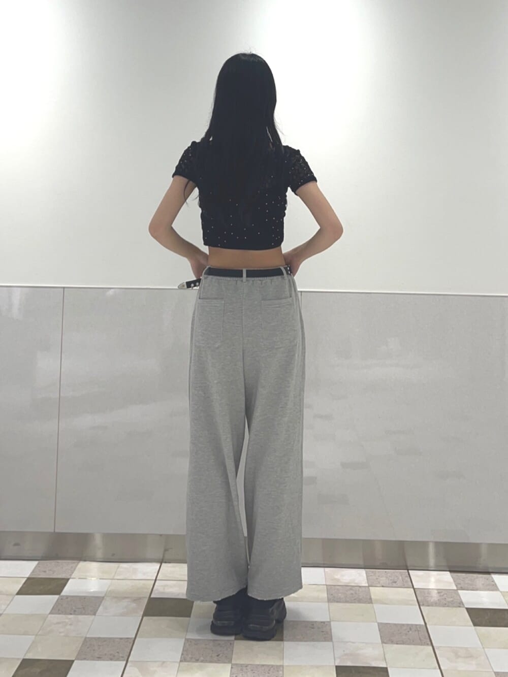 ブラック系のスニーカー、ブラック系のTシャツ/カットソー、グレー系のスウェットパンツを着用したレディースの夏コーディネートの3枚目の写真