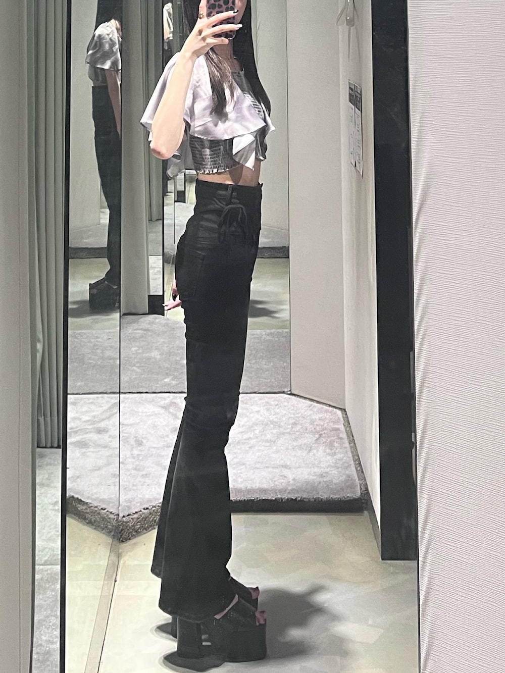 ベージュ系のTシャツ/カットソー、ブラック系のデニムパンツ、ブラック系のサンダルを着用したレディースの夏コーディネートの2枚目の写真