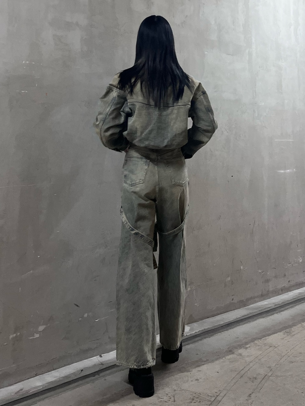 ブルー系のデニムジャケット、ブルー系のデニムパンツ、ブラック系のニット/セーターを着用したレディースの冬コーディネートの3枚目の写真