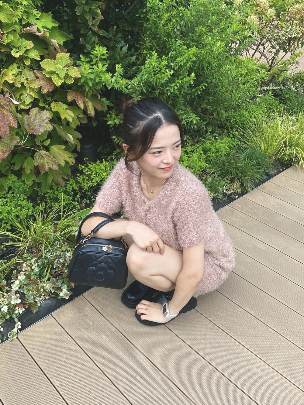 ブラック系のショルダーバッグ、ピンク系のカーディガン/ボレロを着用したレディースの秋コーディネートの5枚目の写真