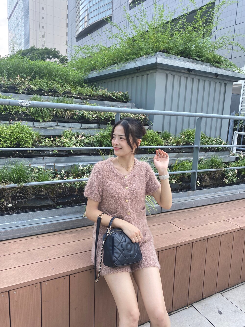 ブラック系のショルダーバッグ、ピンク系のカーディガン/ボレロを着用したレディースの秋コーディネートの3枚目の写真