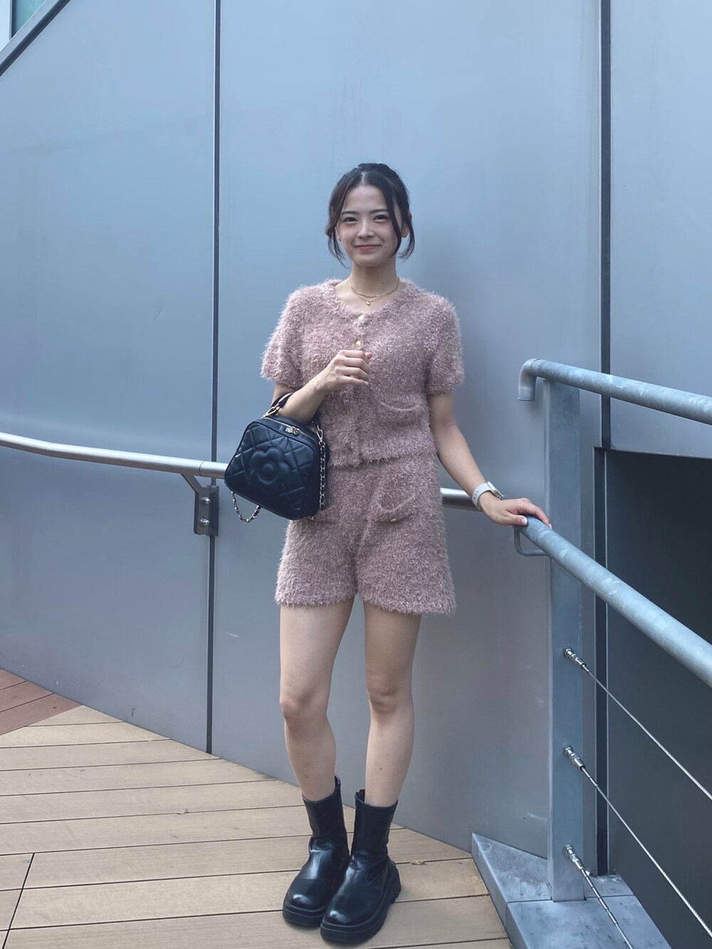 ブラック系のショルダーバッグ、ピンク系のカーディガン/ボレロを着用したレディースの秋コーディネートの4枚目の写真