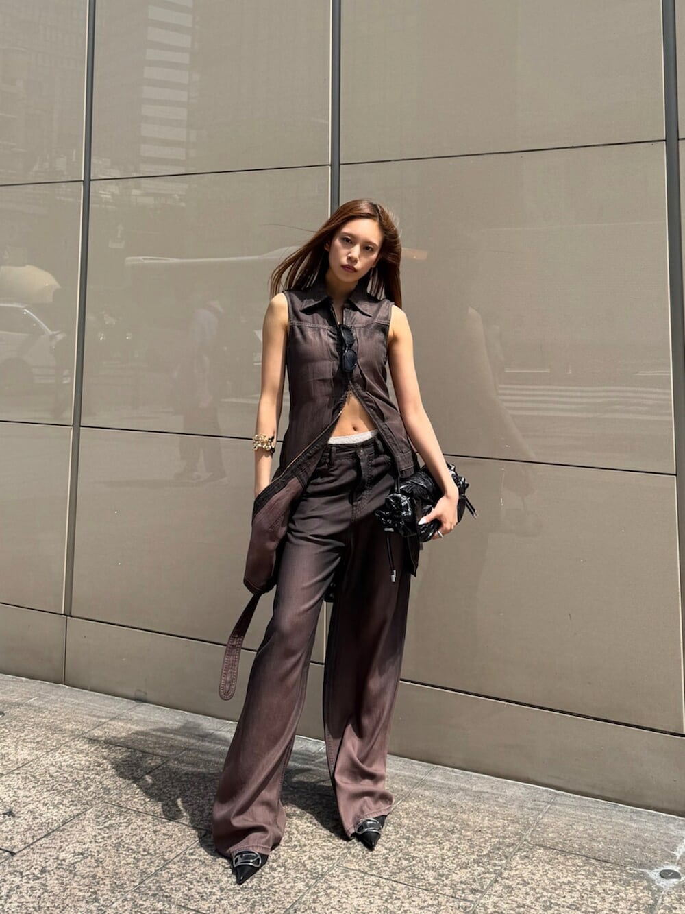ブラック系のパンプス、ブラック系のショルダーバッグ、ブラック系のサングラスを着用したレディースの夏コーディネートの2枚目の写真