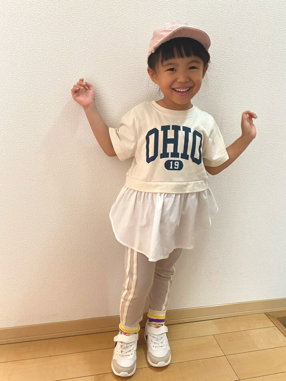 ベージュ系のTシャツ/カットソー、グレー系のスウェットパンツ、ホワイト系のスニーカーを着用したキッズの秋コーディネートの2枚目の写真