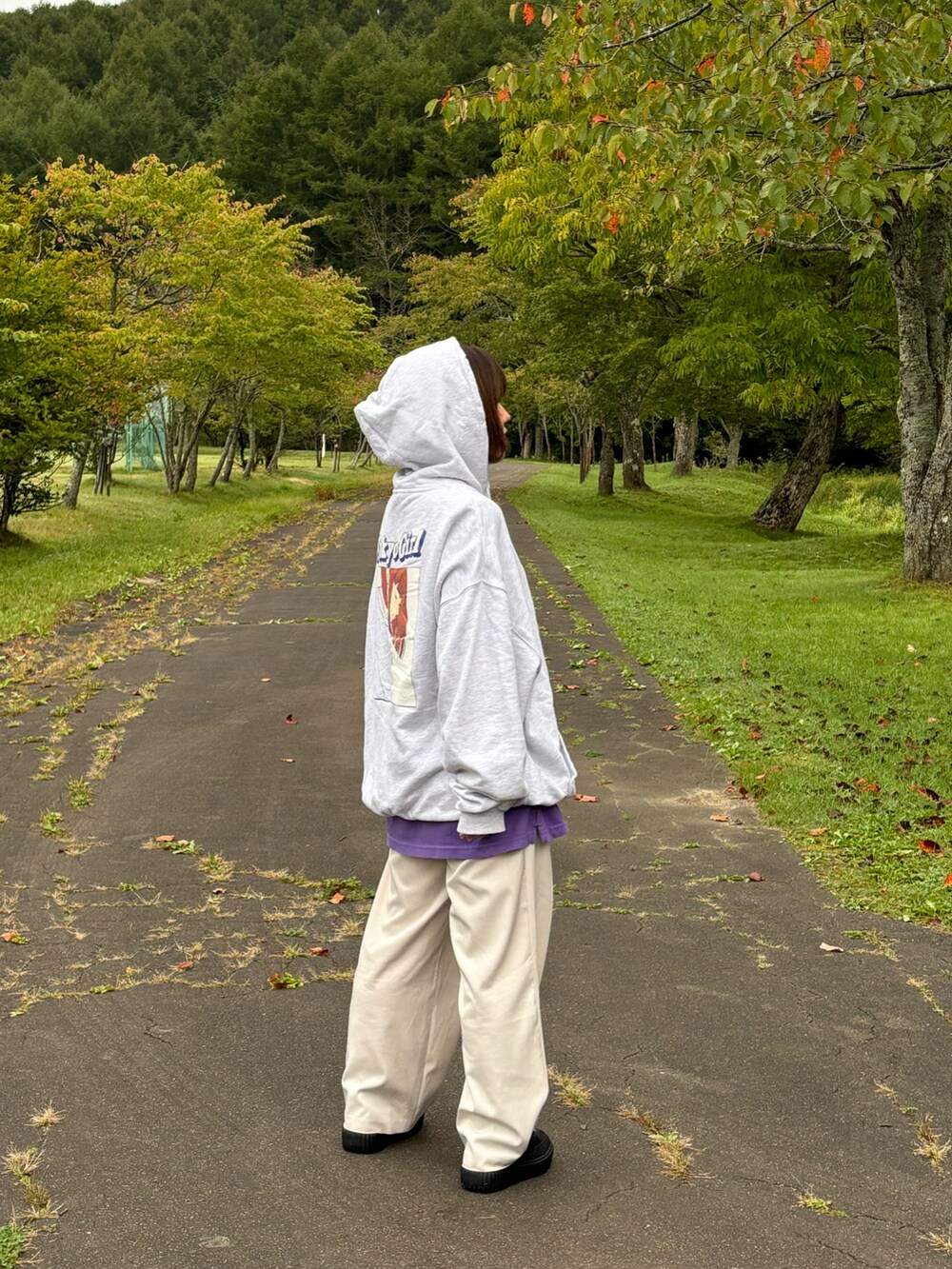 グレー系のパーカーを着用したレディースの秋コーディネートの2枚目の写真