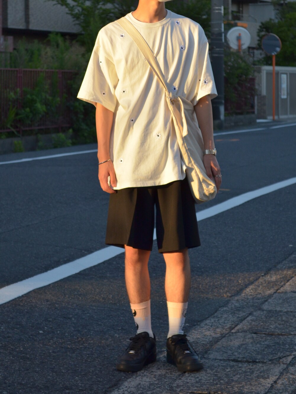 「オーバーサイズ、Tシャツ、ビッグシルエット、スニーカー、ハーフパンツ、カジュアル、ラフ」｜「FirsthandのNICK GEAR/ニックギア SP Flower Tee / 刺繍Tシャツ（Tシャツ/カットソー、ホワイト系）」を使った、KOTAさん（メンズ・177cm）の夏コーディネートの2枚目の写真