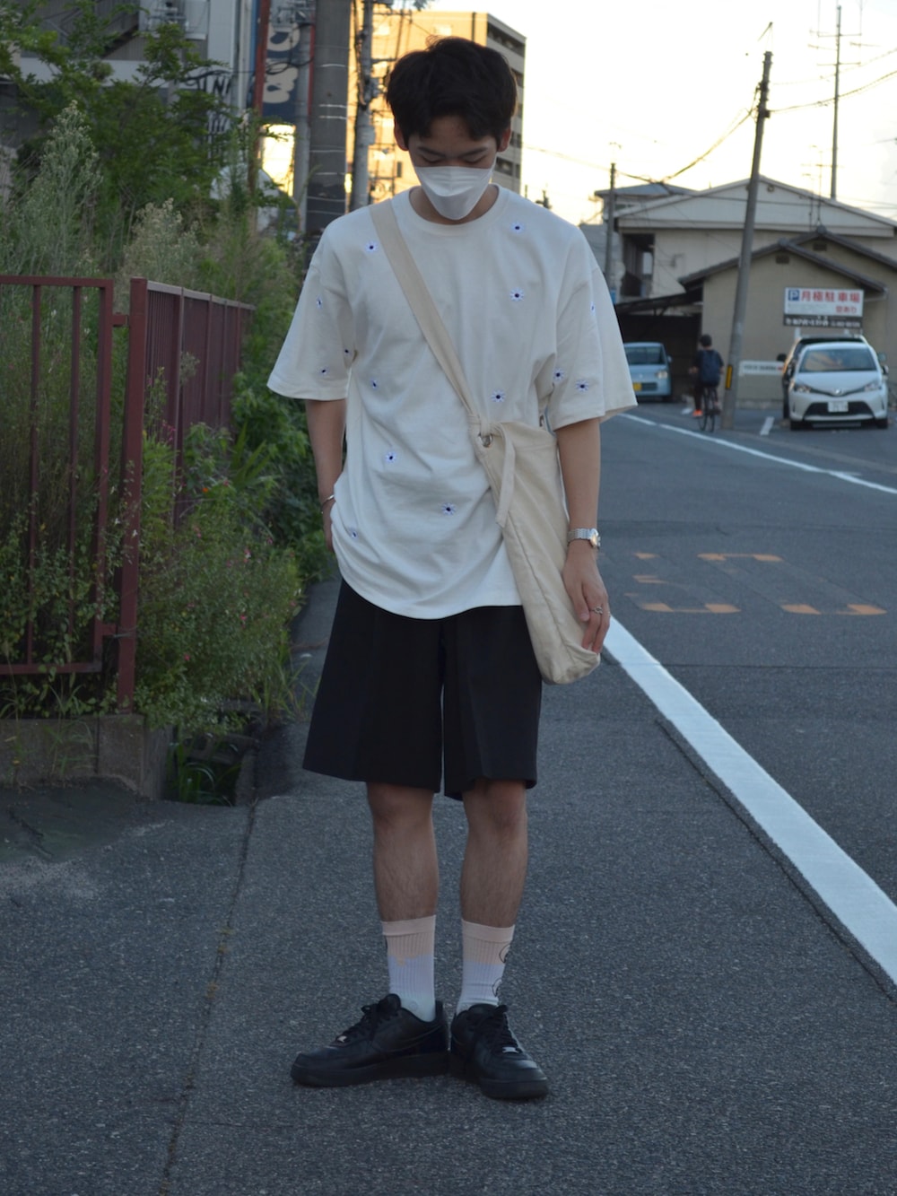 「オーバーサイズ、Tシャツ、ビッグシルエット、スニーカー、ハーフパンツ、カジュアル、ラフ」｜「FirsthandのNICK GEAR/ニックギア SP Flower Tee / 刺繍Tシャツ（Tシャツ/カットソー、ホワイト系）」を使った、KOTAさん（メンズ・177cm）の夏コーディネートの3枚目の写真