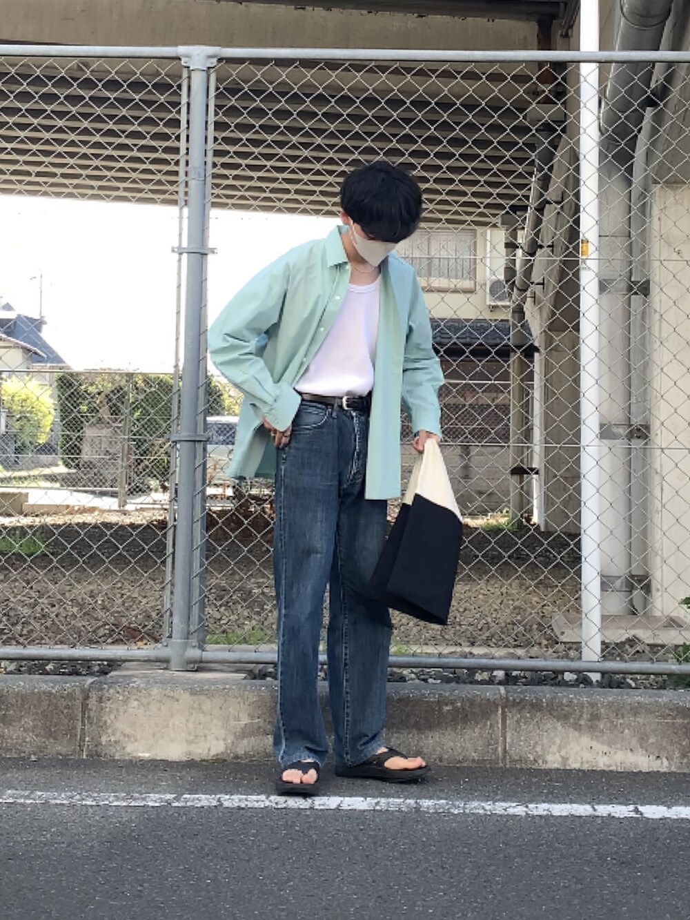 ブラック系のサンダル、ブルー系のデニムパンツ、グリーン系のシャツ/ブラウスを着用したメンズの春コーディネートの2枚目の写真