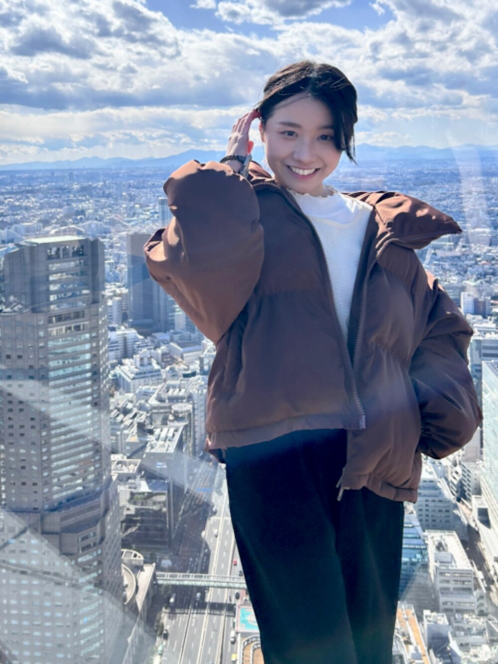 ブラック系のサロペット/オーバーオール、ベージュ系のTシャツ/カットソーを着用したレディースの春コーディネートの2枚目の写真