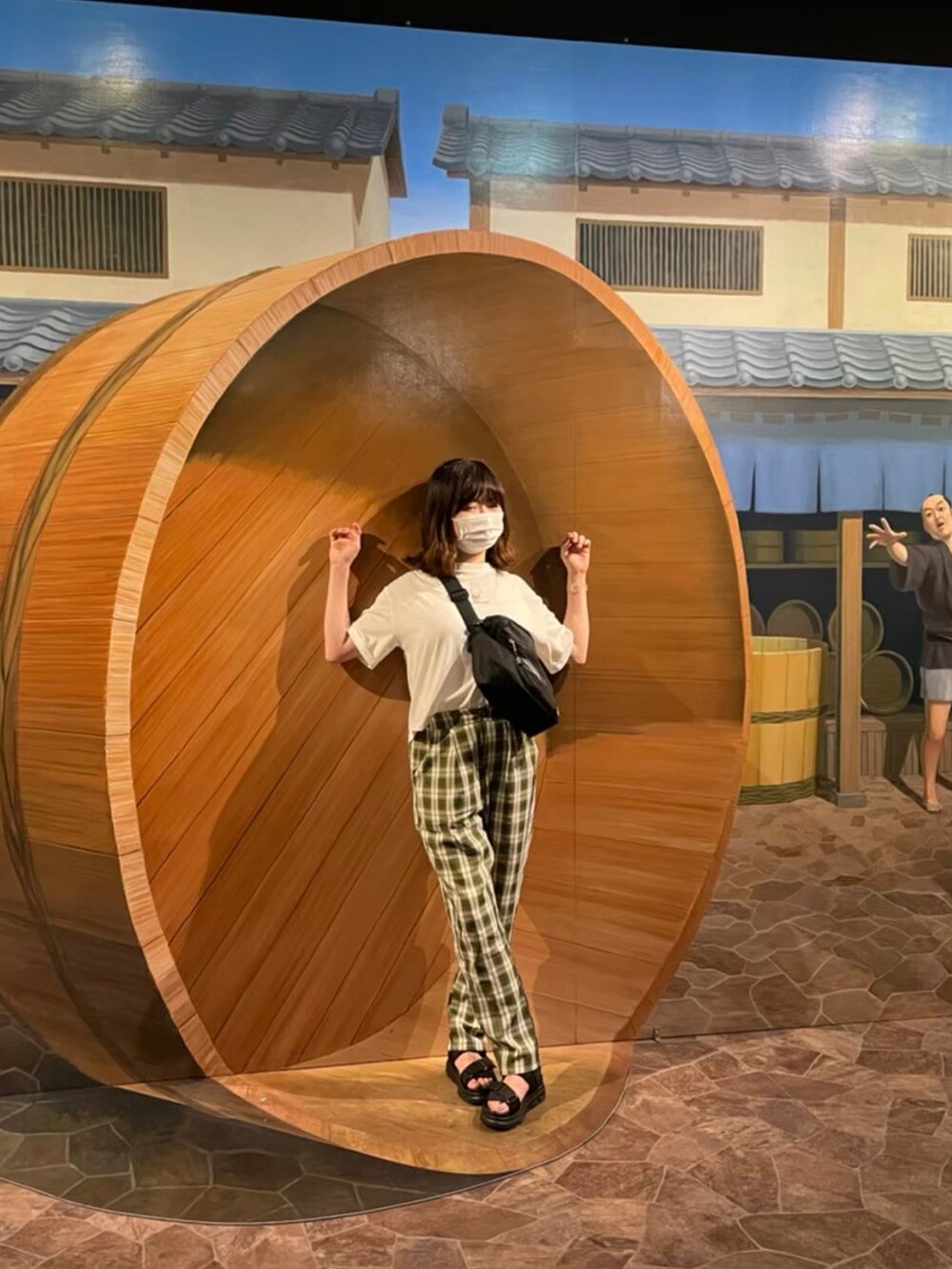 ブラック系のサンダル、グリーン系のその他パンツ、ブラック系のショルダーバッグを着用したレディースの冬コーディネートの2枚目の写真