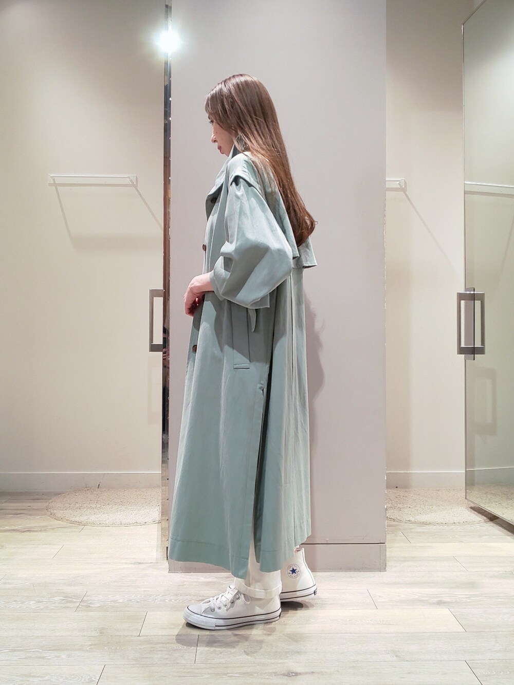 「トレンチコート、グリーン、ロゴT、グレー、白デニム、コンバース、ロングヘア、骨格ウェーブ、春コーデ、パステル映える春、abahouse mavie、Nomine、Rougevif、ハイカットスニーカー、白パンツ」｜「NOMINEの2WAYトレンチコート（トレンチコート、グリーン系）」を使った、shihoさん（レディース・158cm）の春コーディネートの2枚目の写真