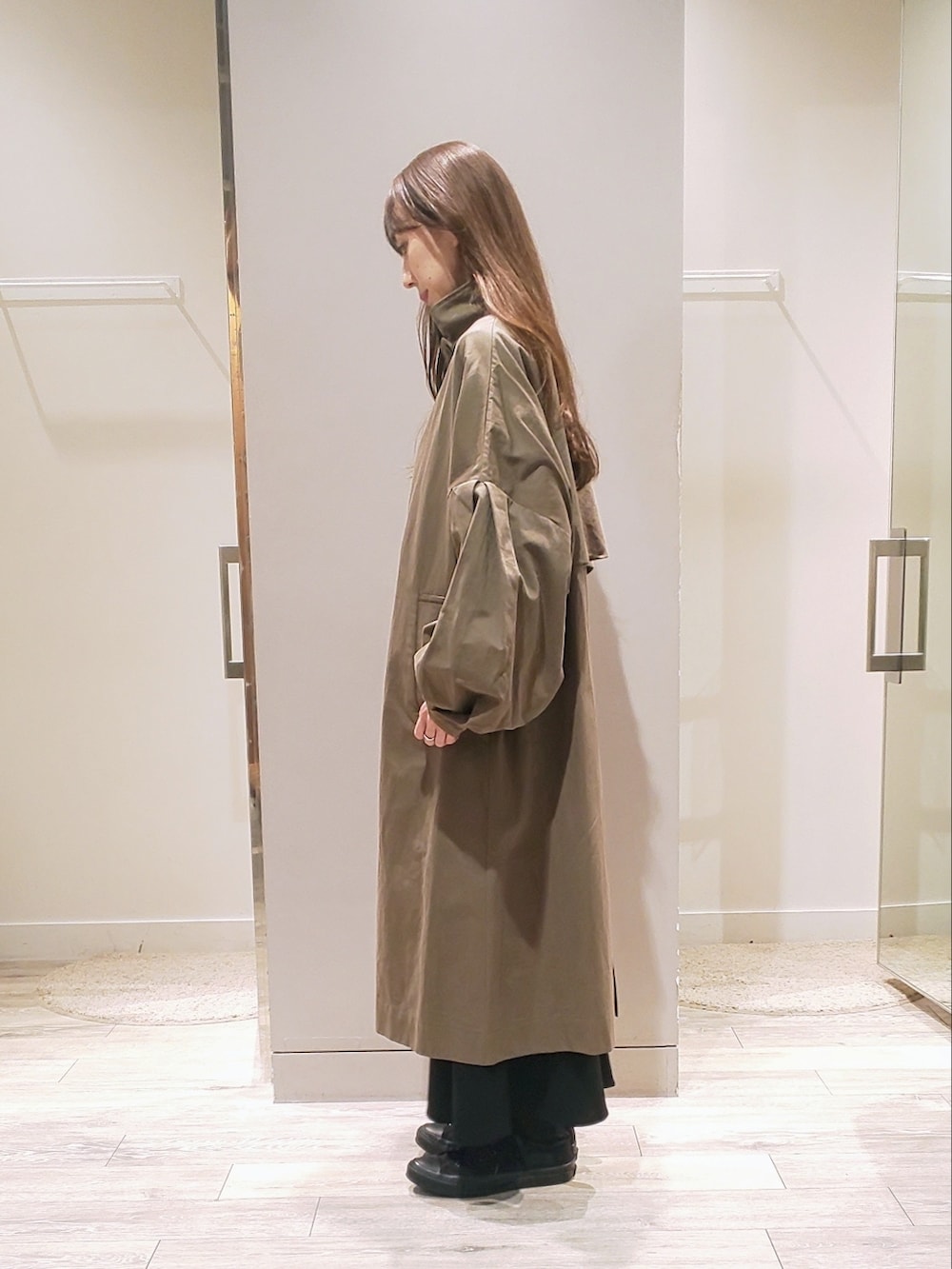 「スニーカー、モノトーン、プチプラ、モード、きれいめカジュアル、シンプルコーデ、ロングヘア、韓国ファッション、秋コーデ、骨格ウェーブ」｜「NOMINEのボリュームスリーブスタンドカラーコート（トレンチコート、グリーン系）」を使った、shihoさん（レディース・158cm）の秋コーディネートの2枚目の写真