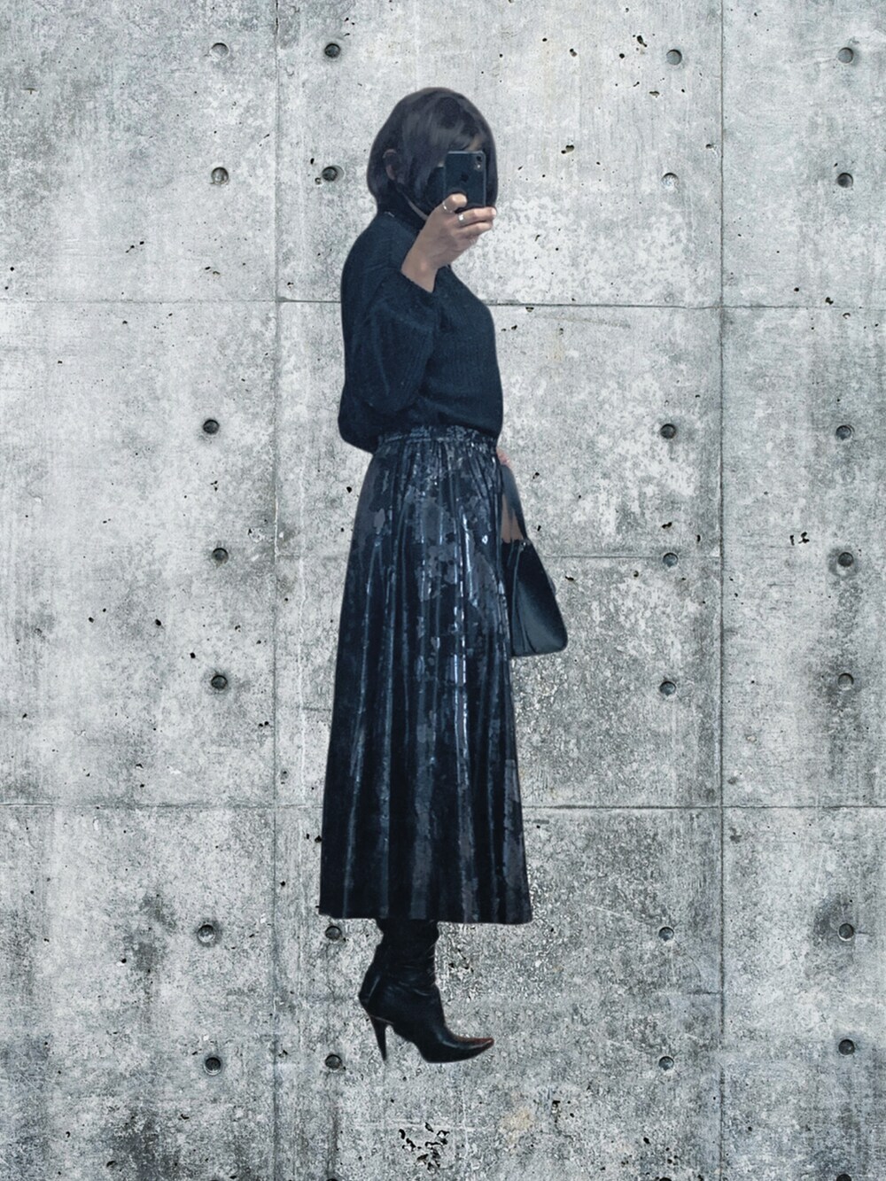 ブラック系のニット/セーター、ブラック系のスカート、ブラック系のブーツを着用したメンズの冬コーディネートの2枚目の写真