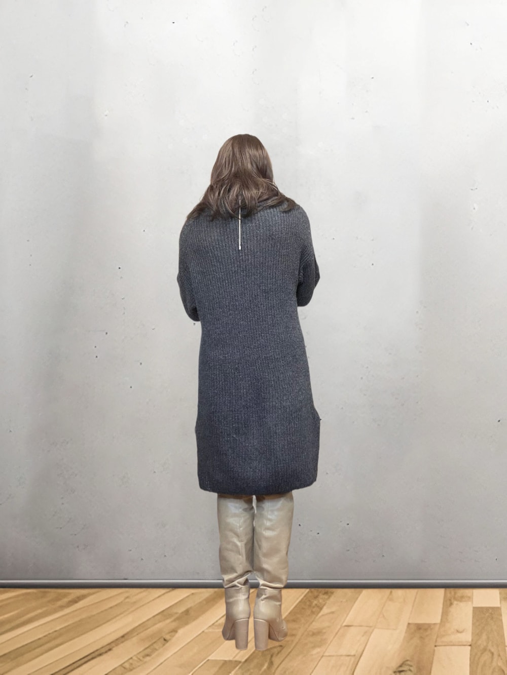 グレー系のワンピース、ホワイト系のブーツを着用したメンズの冬コーディネートの2枚目の写真