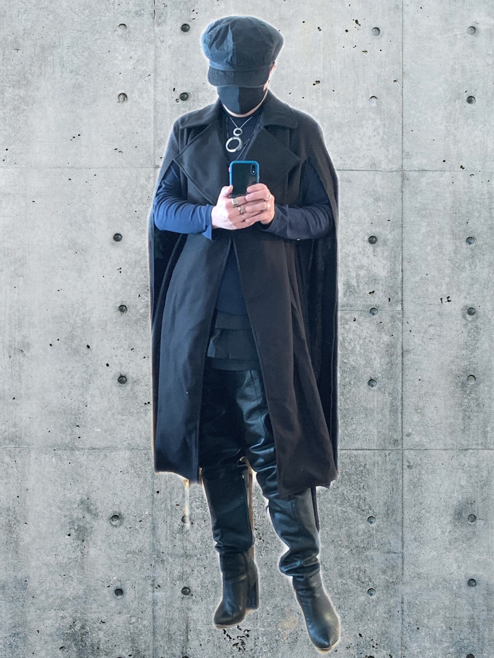 ブラック系のその他アウター、ブラック系のブーツを着用したメンズの冬コーディネートの2枚目の写真