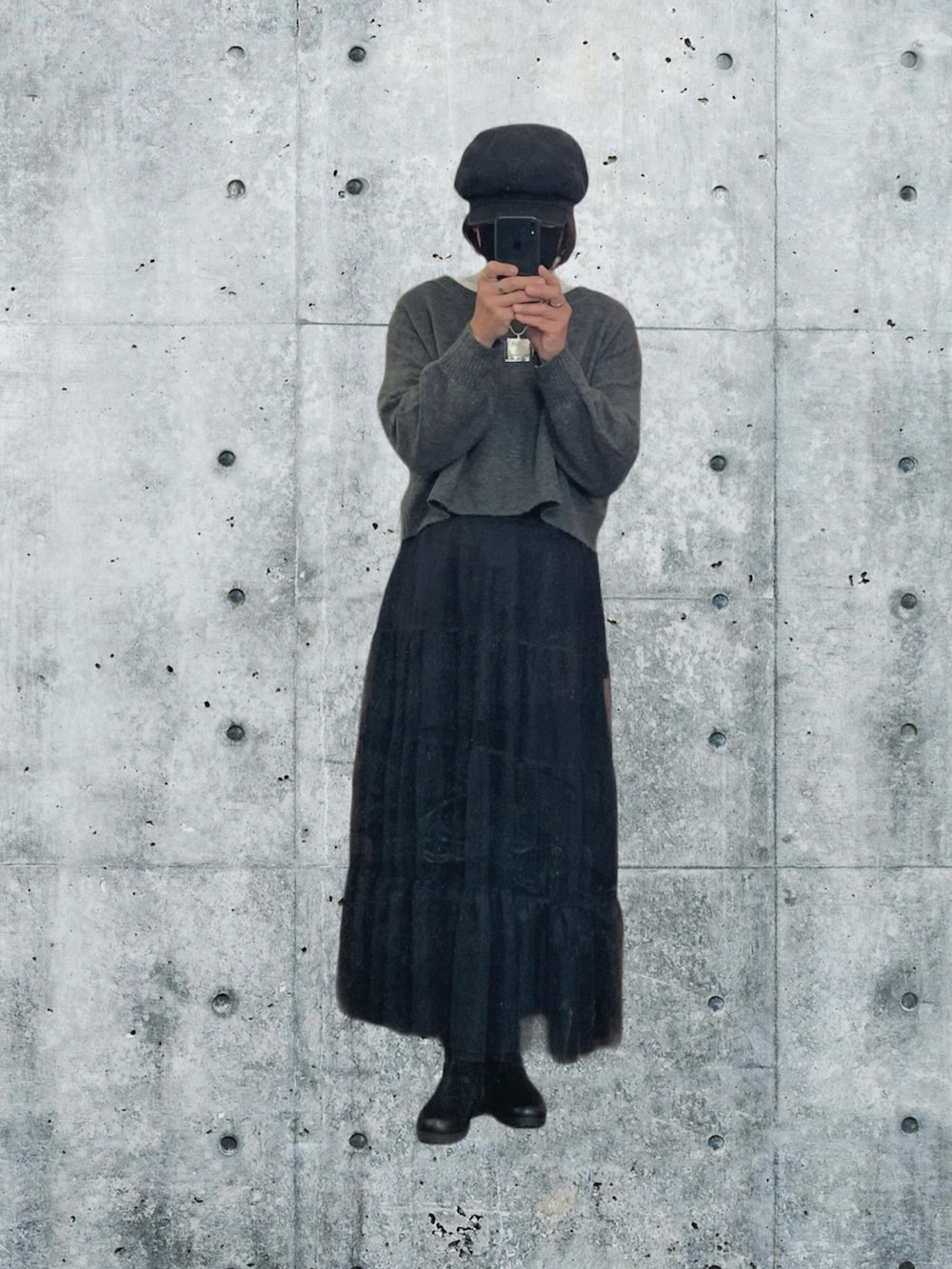 ブラック系のスカート、グレー系のポンチョ、ブラック系のブーツを着用したメンズの冬コーディネートの2枚目の写真