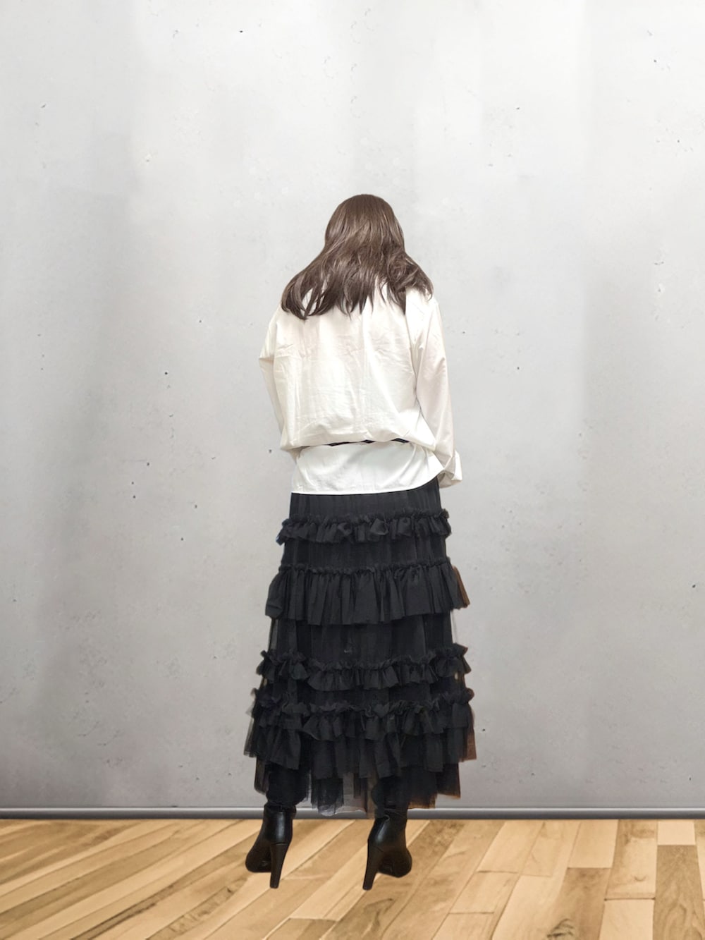 ブラック系のスカート、ブラック系のショルダーバッグ、ホワイト系のシャツ/ブラウスを着用したメンズの春コーディネートの2枚目の写真