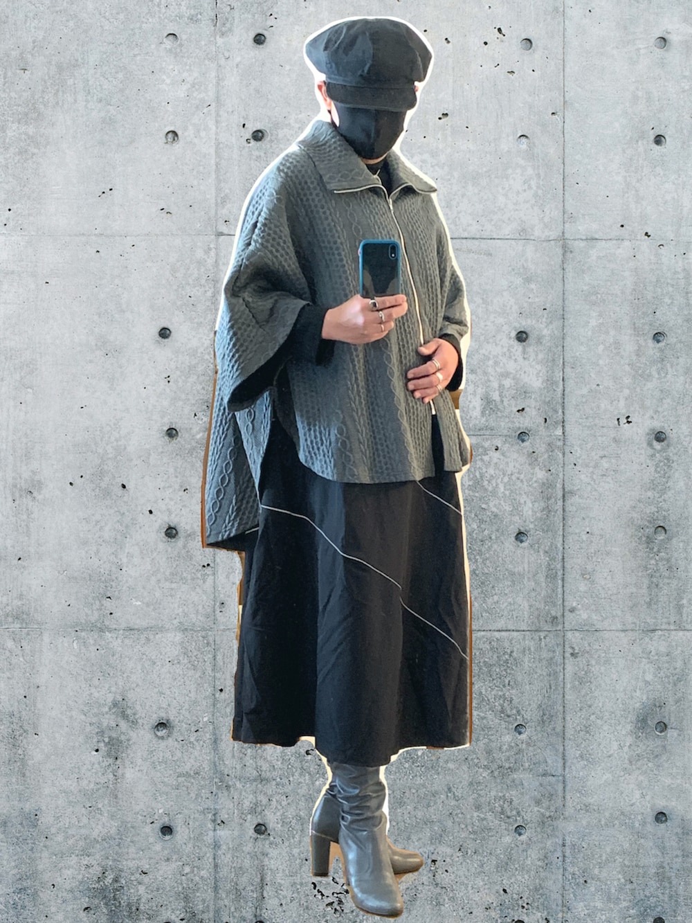 ブラック系のワンピース、グレー系のブーツを着用したメンズの冬コーディネートの2枚目の写真