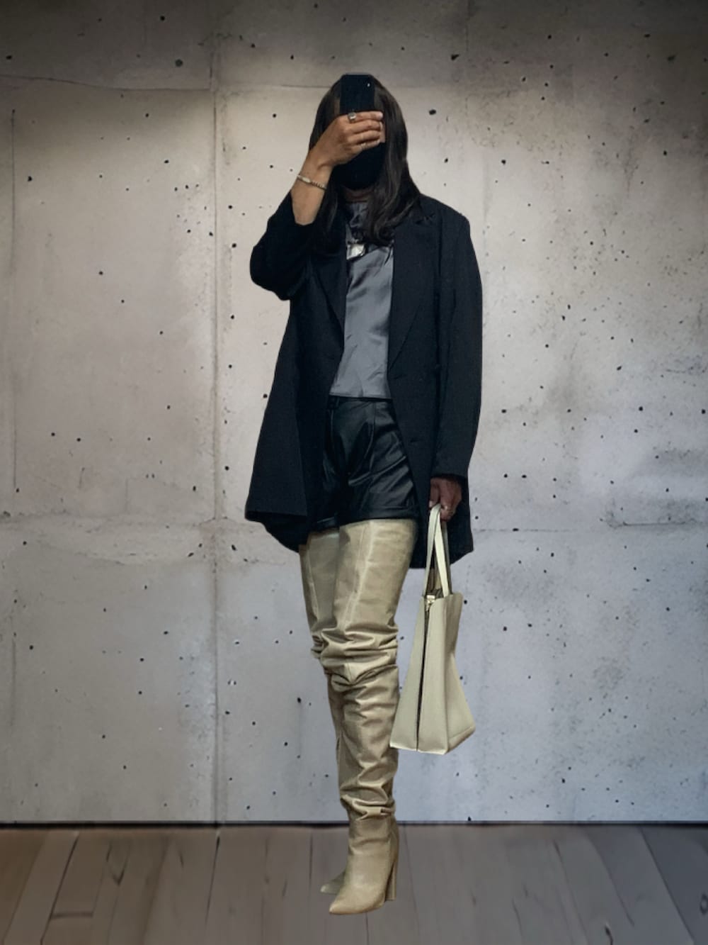 グレー系のシャツ/ブラウス、ブラック系のテーラードジャケット、ホワイト系のショルダーバッグを着用したメンズの秋コーディネートの2枚目の写真