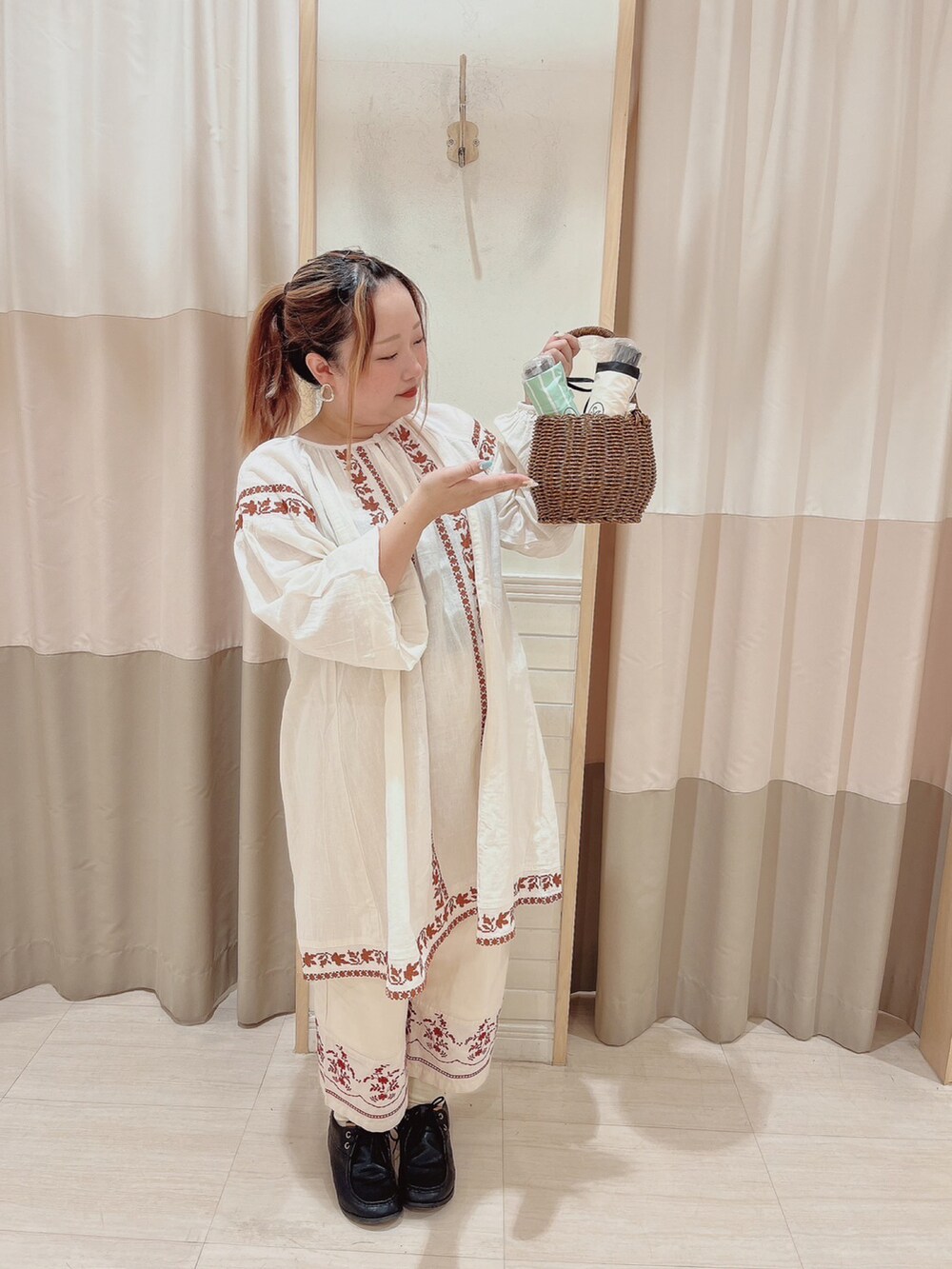 ホワイト系のトップス、ホワイト系のその他パンツ、ブラック系のその他シューズを着用したレディースの春コーディネートの2枚目の写真