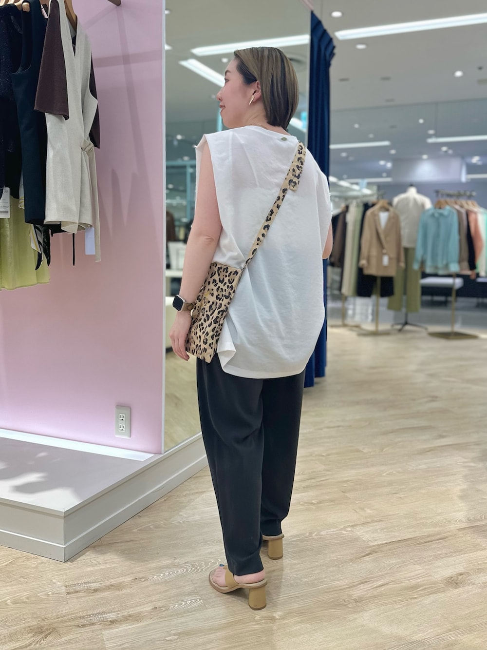 グレー系のその他パンツ、その他のエコバッグ/サブバッグ、ホワイト系のシャツ/ブラウスを着用したレディースの夏コーディネートの3枚目の写真