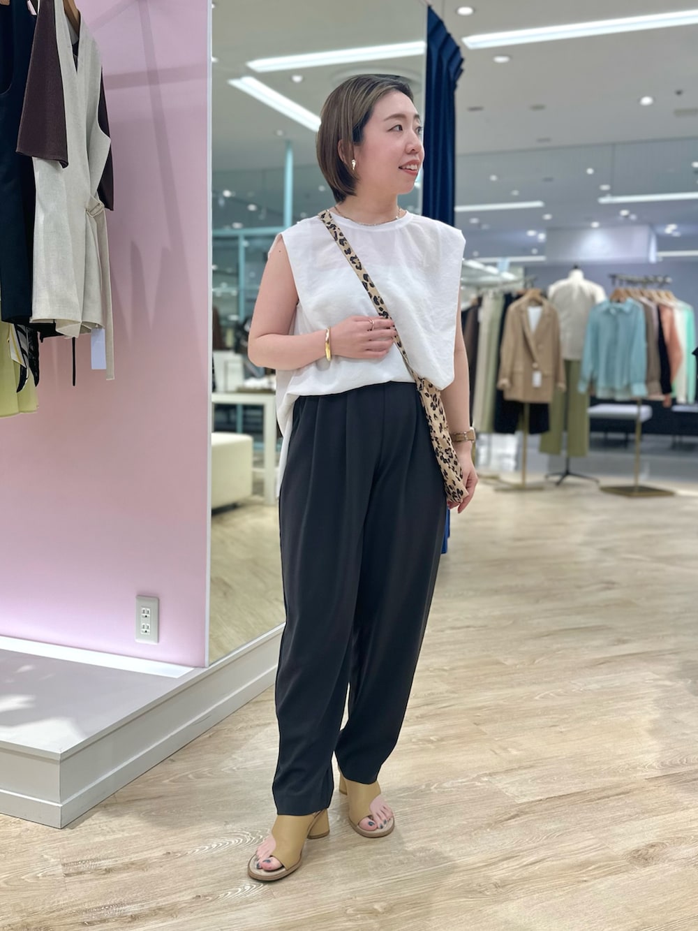 グレー系のその他パンツ、その他のエコバッグ/サブバッグ、ホワイト系のシャツ/ブラウスを着用したレディースの夏コーディネートの2枚目の写真