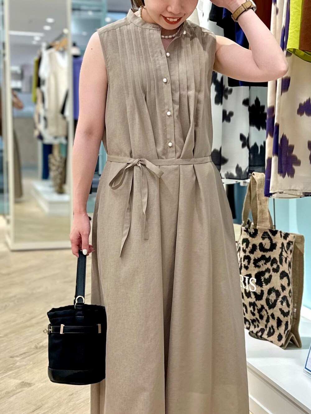 ブラウン系のシャツワンピース、ブラック系のショルダーバッグを着用したレディースの夏コーディネートの8枚目の写真