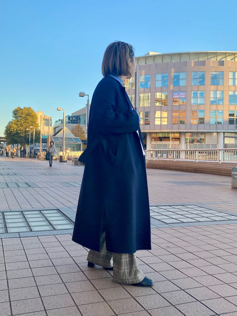 ブルー系のその他アウター、ホワイト系のニット/セーター、ブルー系のシャツ/ブラウスを着用したレディースの冬コーディネートの3枚目の写真